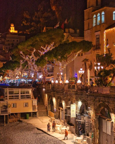 阿马尔菲海岸Amalfi Coast夜幕低垂时，迷人的小镇灯火。