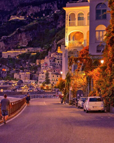 阿马尔菲海岸Amalfi Coast夜幕低垂时，迷人的小镇灯火。