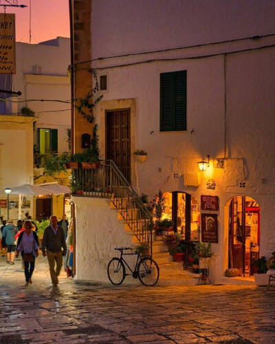 阿马尔菲海岸Amalfi Coast夜幕低垂时，迷人的小镇灯火。