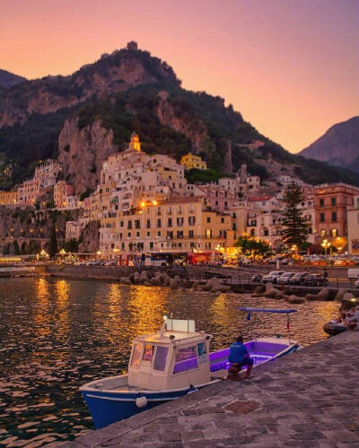 阿马尔菲海岸Amalfi Coast夜幕低垂时，迷人的小镇灯火。