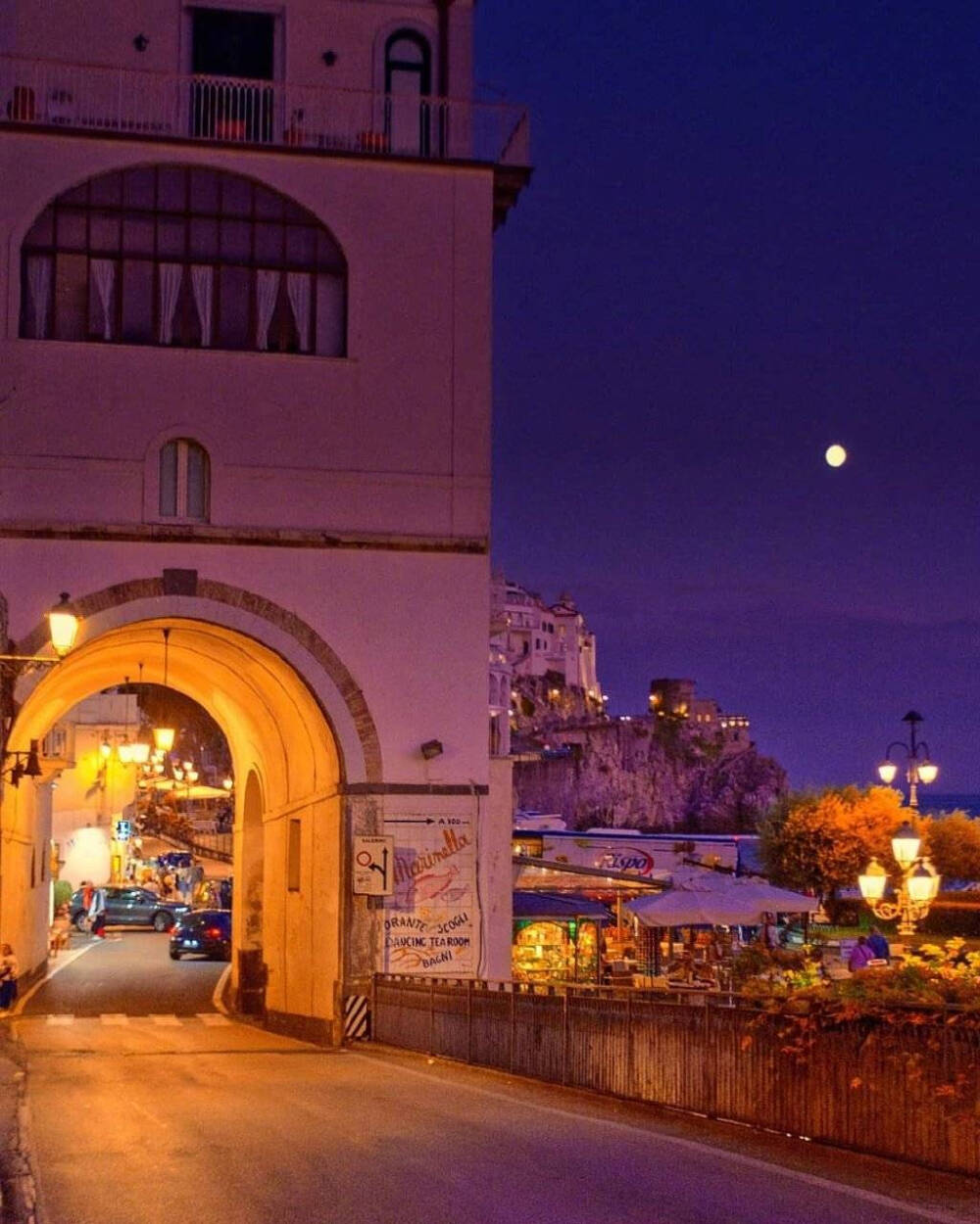 阿马尔菲海岸Amalfi Coast夜幕低垂时，迷人的小镇灯火。