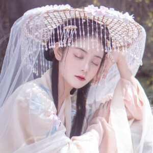 “陇头霞散绮，天际月悬钩。”

古风/汉服/女生头像