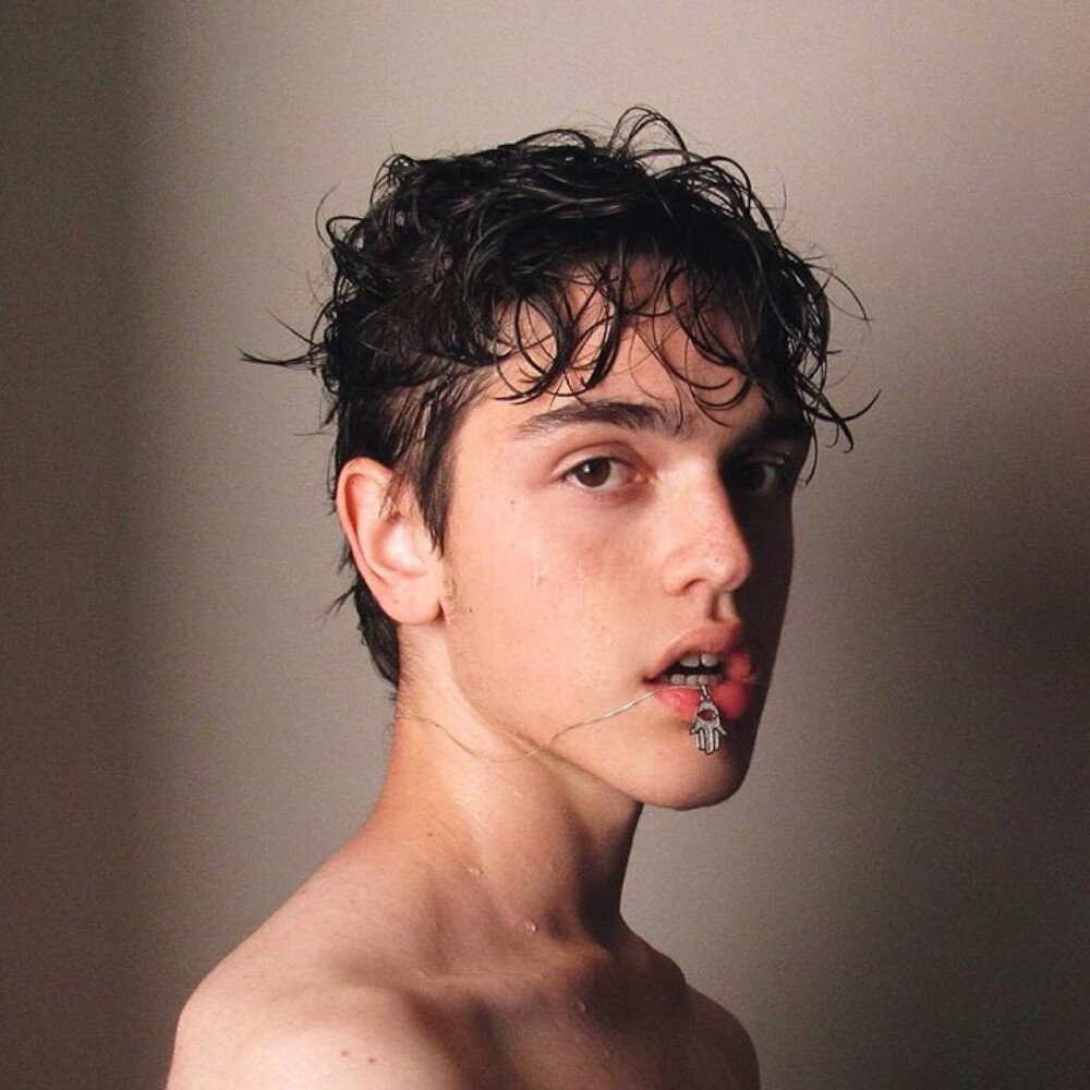 欧美男头赞评论更多