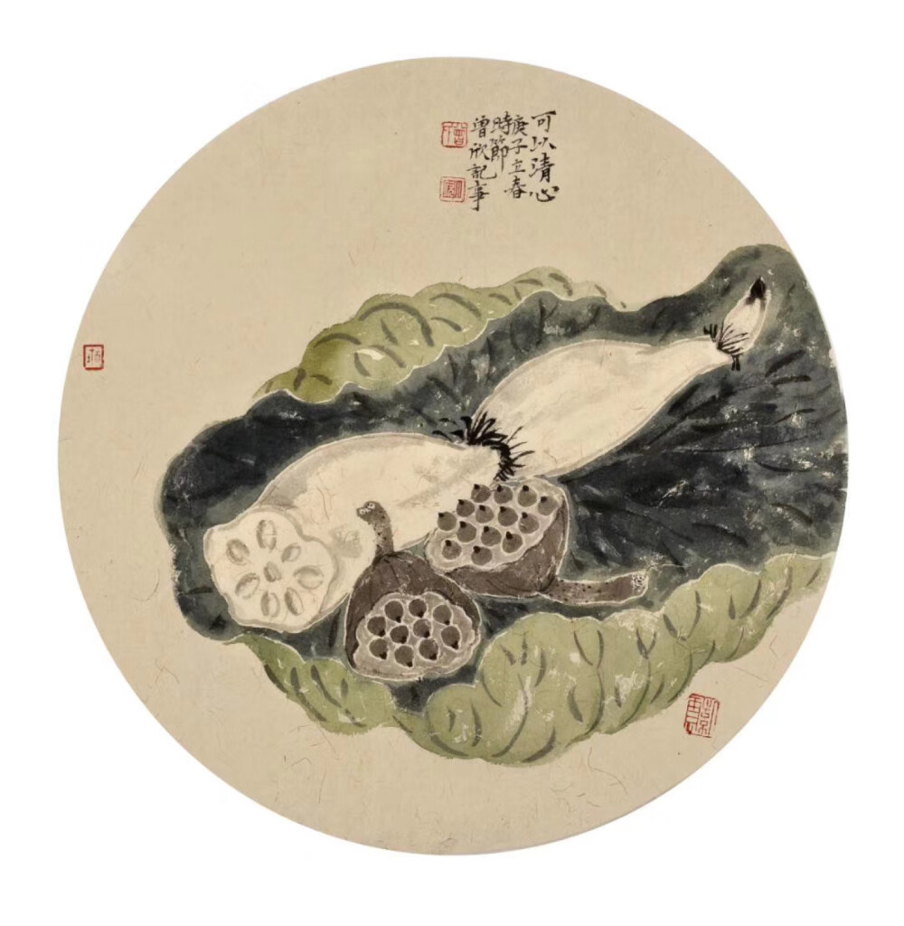 曾欣是一位擅画静物的女画家。在中西画史上，中国画家和西方画家对静物都有深刻的表现，但又有很大的不同。设想一下，当水仙、莲蓬、桃花、草莓、柿子、香炉、几案、太湖石、茶具、古琴、毛笔、砚台等这些物象摆在你面前，在一张铺好的白纸上，你将如何来“排兵布阵”，如何创造出“有意味的形式”。这些自然之物与“人造之物”在女画家曾欣的手里得到充分的展现，古琴与紫砂壶组合在一起，她命名为《流水知音》。我们知道俞伯牙与钟子期的“高山流水谢知音”的典故，化典故于画面，古琴的寓意是知音，紫砂壶表示流水，这种假借给人以丰富的想象，细细品思起来还有令人会心一笑之感呢！太湖石、毛笔和笔搁（亦名“山子”）搭配在一起，命名为《山外有山》，并有一款识曰：“山外有山，人外有人，强中更有强中手，一山还比一山高……”石与笔搁借代指“山”，意味就出来了，以一管毛笔为武器的一代代书画家的背后自古至今有多少“强中手”呀！曾欣13718748166