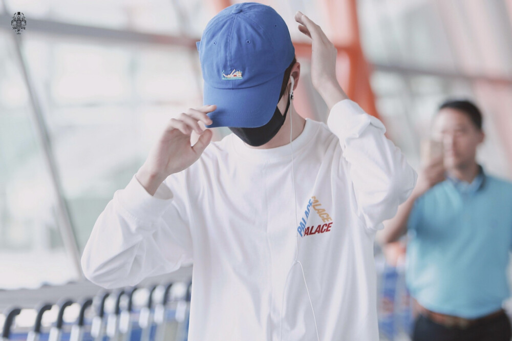 「远赴人间惊鸿宴
一睹人间盛世颜」
@UNIQ-王一博 cr:logo
