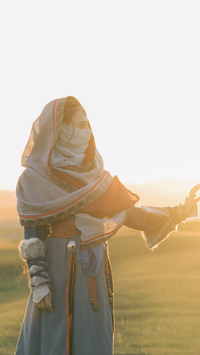 【东宫】
一只狐狸它坐在沙丘上，坐在沙丘上，瞧着月亮......
噫，原来它不是在瞧月亮，是在等放羊归来的姑娘......
一只狐狸它坐在沙丘上，坐在沙丘上，晒着太阳......
噫……原来它不是在晒太阳，是在等骑马路过的姑娘......
可是瞧着月亮，狐狸瞧出了苍凉，放羊归来的姑娘，带走了心房。
可是晒着太阳，狐狸晒的心发慌，骑马经过的姑娘，已不知去向。
狐狸啊狐狸，等不到放羊归来的姑娘，等不到骑马路过的姑娘。
狐狸在唱啊：一只狐狸它坐在沙丘上，坐在沙丘上，瞧着月亮......