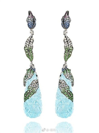 欧珀 花朵珠宝
印度的高级珠宝品牌Arunashi，其作品将创意与缤纷诠释到极致，甚至有评论家给其“breathtaking”的评价。
另外，Arunashi品牌名称的由来是创始人Arun Bohra与他妻子的名字Ashita的结合，是不是非常浪…