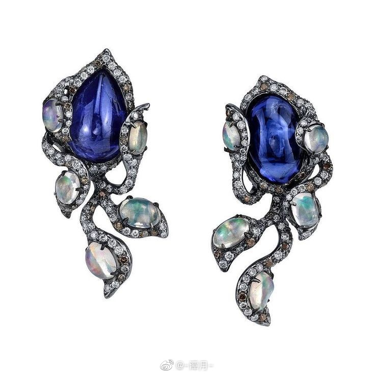 欧珀 花朵珠宝
印度的高级珠宝品牌Arunashi，其作品将创意与缤纷诠释到极致，甚至有评论家给其“breathtaking”的评价。
另外，Arunashi品牌名称的由来是创始人Arun Bohra与他妻子的名字Ashita的结合，是不是非常浪漫呢？