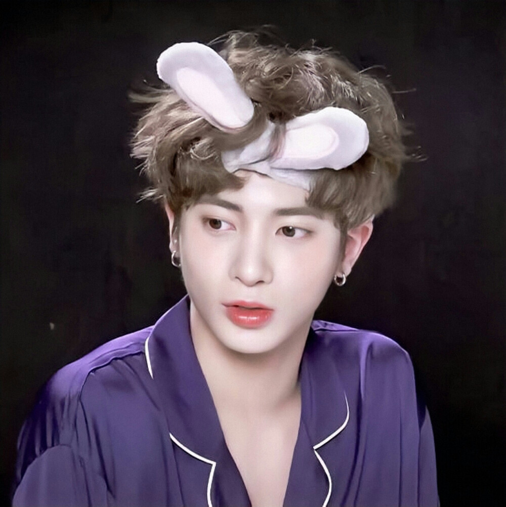 风很温柔 水很清澈 花很鲜艳 你很特别 我很喜欢
姜泰现 TXT