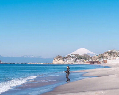  “去年夏天到达的镰仓
是夹杂着海盐味道的蓝色”