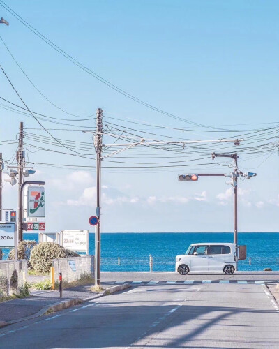  “去年夏天到达的镰仓
是夹杂着海盐味道的蓝色”