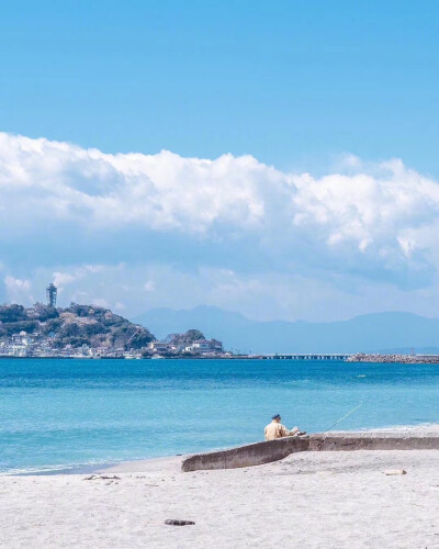  “去年夏天到达的镰仓
是夹杂着海盐味道的蓝色”