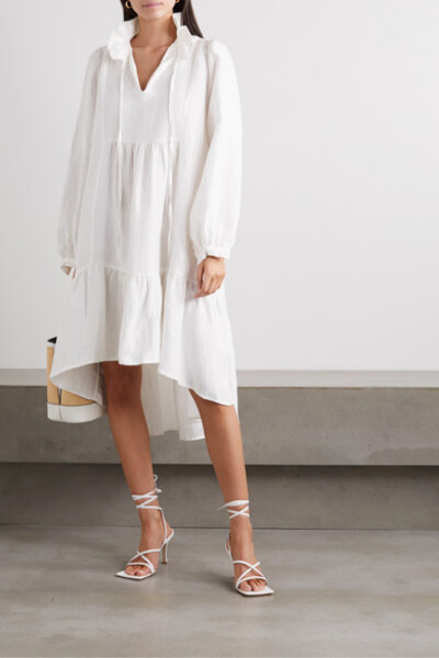 ÀCHEVAL PAMPA 从阿根廷高卓牧人的传统衬衫中汲取灵感，为这款 “Campo” 连衣裙注入草原牧歌般的浪漫情调。单品以轻盈的亚麻真丝混纺面料裁成，廓形宽松飘逸，层接式裙摆丰盈灵动。建议将秀发挽起，让领口褶饰似荷…