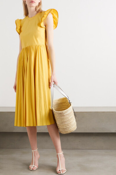 
夏日活动即将接迥而至，何不用 REDValentino 这款亮眼的连衣裙为你的造型增添活力？它采用黄色棉质混纺府绸制成，褶饰盖袖上绣有波浪形花边，褶裥裙摆灵动利落，露背设计更可让你小露性感。建议搭配高跟凉鞋，在野…