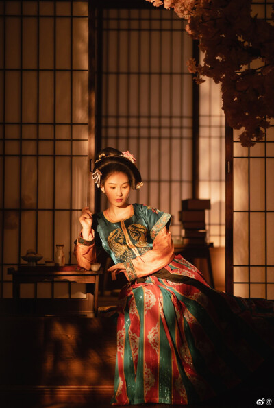 ——明日河桥重回首，月明千里故人遥——
摄影：@松溪大曲
梳妆：@啊啊啊啊啊阿shi
出镜：@肆玖-咸鱼也要认真生活
汉服：@幽窗小记-
场地：@白星摄影工作室
#汉服写真##汉服#