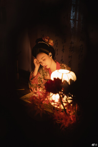 ——明日河桥重回首，月明千里故人遥——
摄影：@松溪大曲
梳妆：@啊啊啊啊啊阿shi
出镜：@肆玖-咸鱼也要认真生活
汉服：@幽窗小记-
场地：@白星摄影工作室
#汉服写真##汉服#