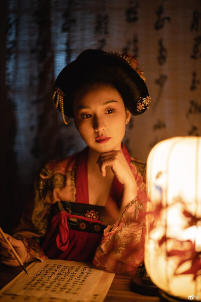 ——明日河桥重回首，月明千里故人遥——
摄影：@松溪大曲
梳妆：@啊啊啊啊啊阿shi
出镜：@肆玖-咸鱼也要认真生活
汉服：@幽窗小记-
场地：@白星摄影工作室
#汉服写真##汉服#