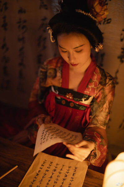 ——明日河桥重回首，月明千里故人遥——
摄影：@松溪大曲
梳妆：@啊啊啊啊啊阿shi
出镜：@肆玖-咸鱼也要认真生活
汉服：@幽窗小记-
场地：@白星摄影工作室
#汉服写真##汉服#