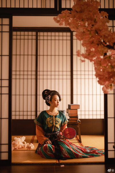 ——明日河桥重回首，月明千里故人遥——
摄影：@松溪大曲
梳妆：@啊啊啊啊啊阿shi
出镜：@肆玖-咸鱼也要认真生活
汉服：@幽窗小记-
场地：@白星摄影工作室
#汉服写真##汉服#