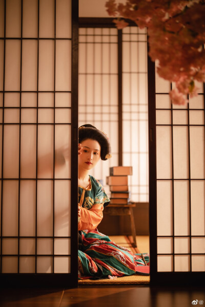 ——明日河桥重回首，月明千里故人遥——
摄影：@松溪大曲
梳妆：@啊啊啊啊啊阿shi
出镜：@肆玖-咸鱼也要认真生活
汉服：@幽窗小记-
场地：@白星摄影工作室
#汉服写真##汉服#
