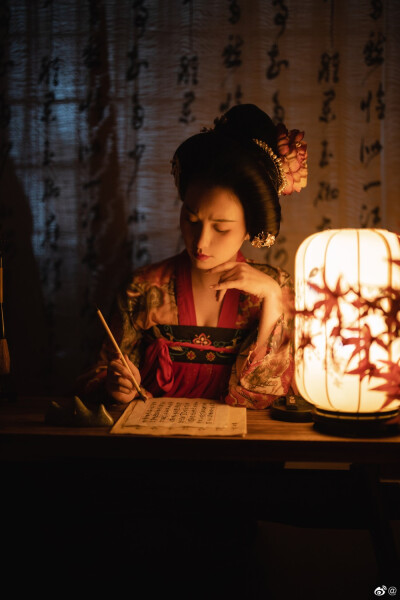 ——明日河桥重回首，月明千里故人遥——
摄影：@松溪大曲
梳妆：@啊啊啊啊啊阿shi
出镜：@肆玖-咸鱼也要认真生活
汉服：@幽窗小记-
场地：@白星摄影工作室
#汉服写真##汉服#