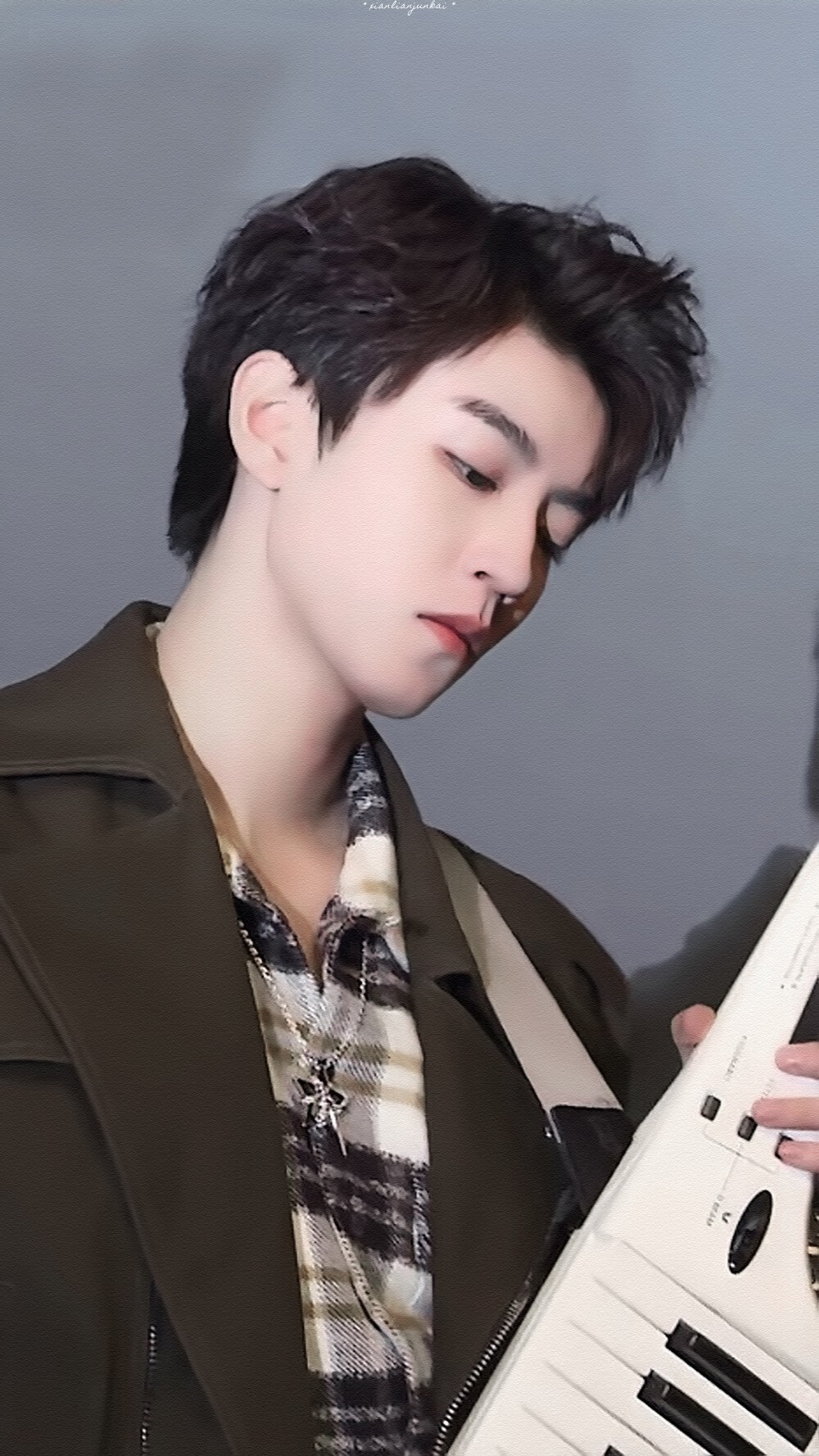 王俊凯/我们的乐队/吉他/壁纸/背景/男神 眼神杀人事件 cr.仙恋巨卡