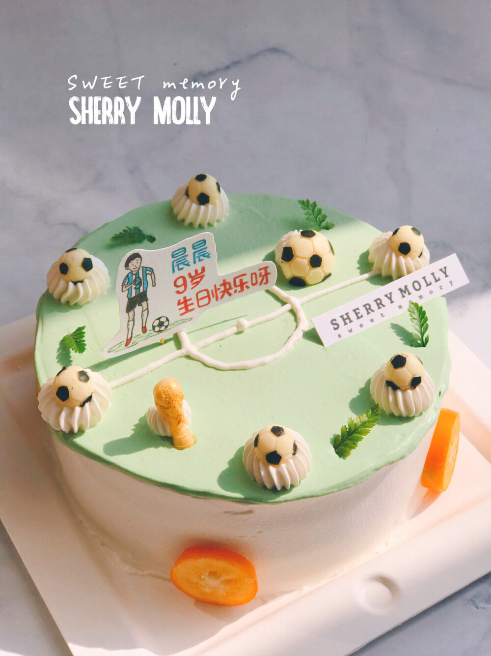 #SHERRY Molly家の下午茶#—『原味cake』9岁男孩的生日cake～任由我们发挥在探了口风之后知道他最近迷足球⚽️
所以这一个在绿茵场上驰骋的足球少年主题cake诞生啦