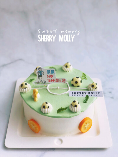 #SHERRY Molly家の下午茶#—『原味cake』9岁男孩的生日cake～任由我们发挥在探了口风之后知道他最近迷足球⚽️
所以这一个在绿茵场上驰骋的足球少年主题cake诞生啦