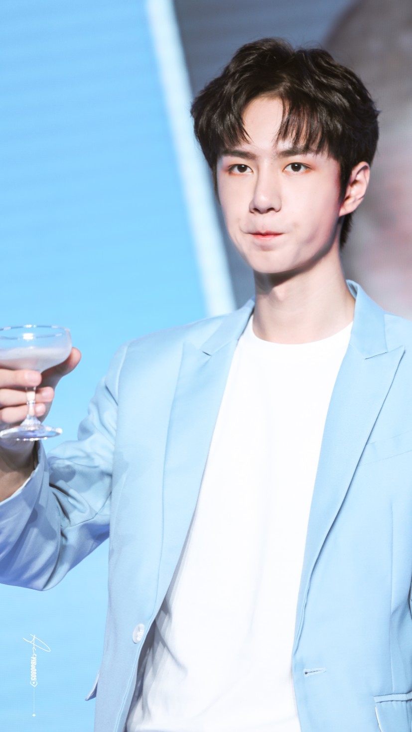 180926 味全乳酸菌品牌代言人发布会 @UNIQ-王一博(小松鼠) cr:logo
