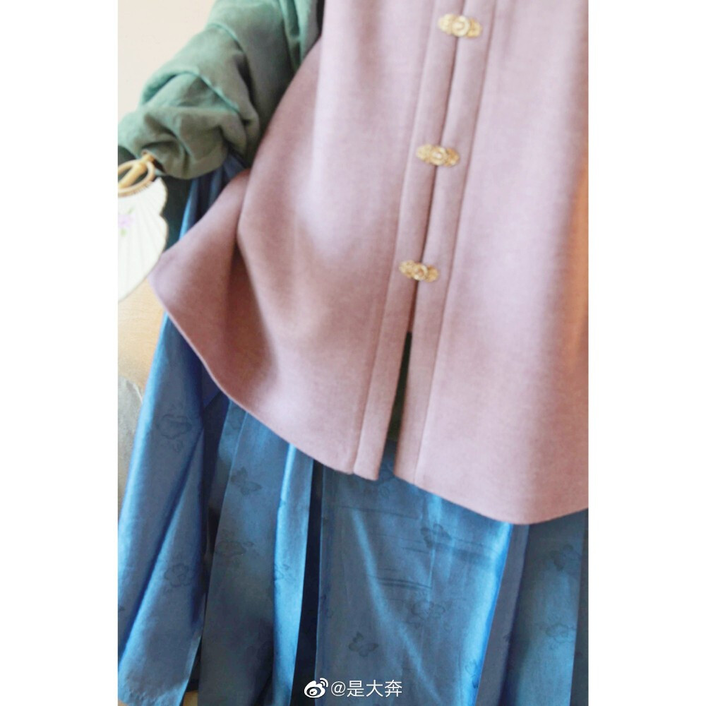 #惊蛰# 汉服look
微雨众卉新，一雷惊蛰始。
#大奔的汉服搭配日记##汉服[超话]#
进入三月天儿也开始回暖，也许是春天最后一次穿厚比甲，小紫真是我心头好，收起来待到下个秋日再见。
三月对于我是个特殊的月份，意味着又长一岁，惊蛰过后，万物复苏，打起精神迎接新一岁新一年
比甲/@青烟醉传统服饰
袄/@卿铭传统服饰
裙/@沉香屑1644
扇/@宣和铺子啊
cr@是大奔