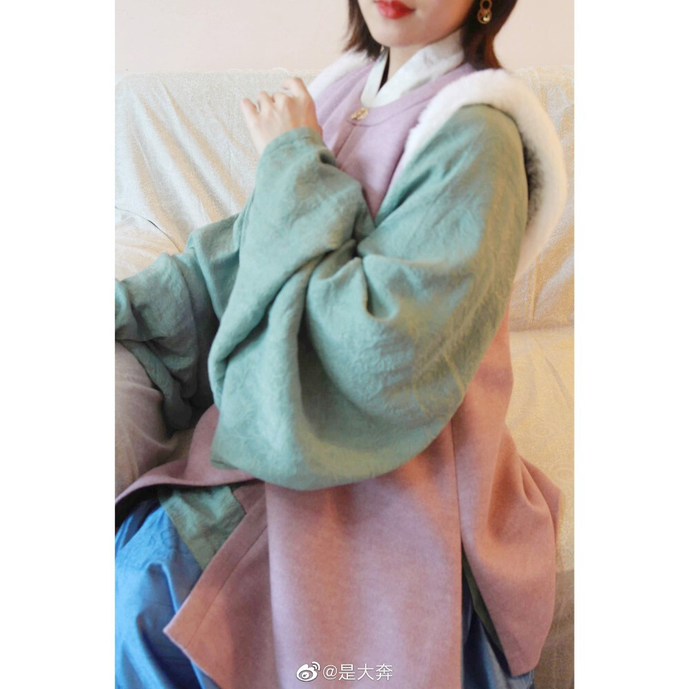 #惊蛰# 汉服look
微雨众卉新，一雷惊蛰始。
#大奔的汉服搭配日记##汉服[超话]#
进入三月天儿也开始回暖，也许是春天最后一次穿厚比甲，小紫真是我心头好，收起来待到下个秋日再见。
三月对于我是个特殊的月份，意味着又长一岁，惊蛰过后，万物复苏，打起精神迎接新一岁新一年
比甲/@青烟醉传统服饰
袄/@卿铭传统服饰
裙/@沉香屑1644
扇/@宣和铺子啊
cr@是大奔