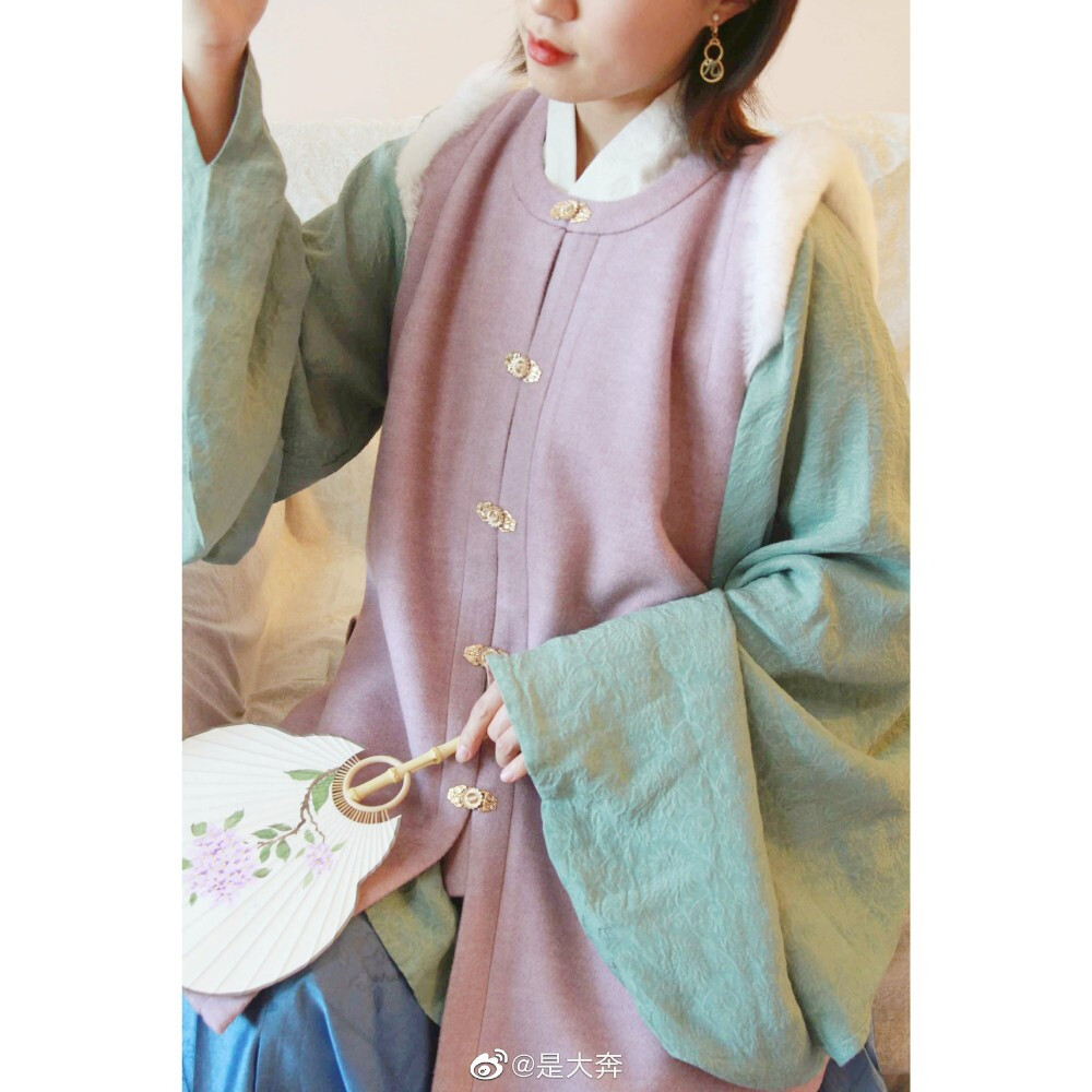 #惊蛰# 汉服look
微雨众卉新，一雷惊蛰始。
#大奔的汉服搭配日记##汉服[超话]#
进入三月天儿也开始回暖，也许是春天最后一次穿厚比甲，小紫真是我心头好，收起来待到下个秋日再见。
三月对于我是个特殊的月份，意味着又长一岁，惊蛰过后，万物复苏，打起精神迎接新一岁新一年
比甲/@青烟醉传统服饰
袄/@卿铭传统服饰
裙/@沉香屑1644
扇/@宣和铺子啊
cr@是大奔