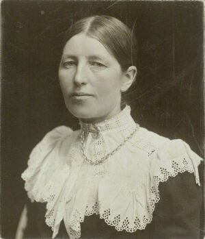 “触手可及的丹麦阳光”
安娜·安彻（Anna Ancher，1859-1935）丹麦印象派女性画家，斯卡恩（Skagen）
画派代表人物，也是唯一来自本地的斯卡恩画家社团成员。作品多以北欧海滨城市的家庭日常生活为主题，她在作品中不断创新光色运用和构图布局。

她的丈夫迈克尔·安彻（Michael Ancher，1849-1927）也是丹麦著名画家，安娜是斯卡恩一家酒店老板的女儿，迈克尔是她的家庭教师，两人因绘画相识相恋。后来，安娜的声望超过了迈克尔。
安娜·安彻被认为是丹麦艺术的代表，是丹麦的骄傲，她和丈夫的画像被印在丹麦最大面值货币1000克朗上面。