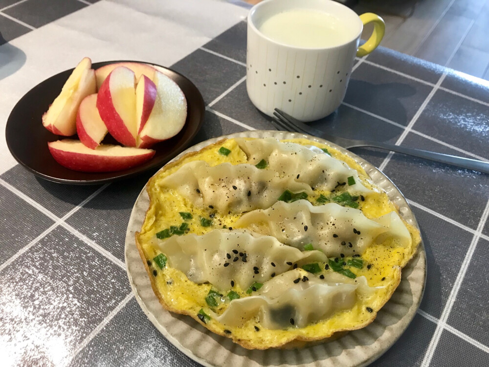 早餐 鸡蛋抱饺➕牛奶➕苹果