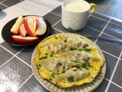 早餐 鸡蛋抱饺➕牛奶➕苹果