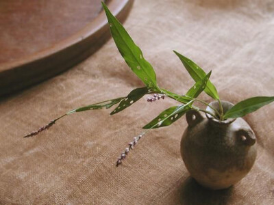 “初一日，城內外家家供養，都插菖蒲，石榴，蜀葵花，梔子花之類，一早賣一萬貫花錢不啻。何以見得？錢塘有百萬人家，一家買一百錢花，便可見也”。雖小家無花瓶者，用小壇也插一瓶花供養，蓋鄉土風俗如此。”
《西…