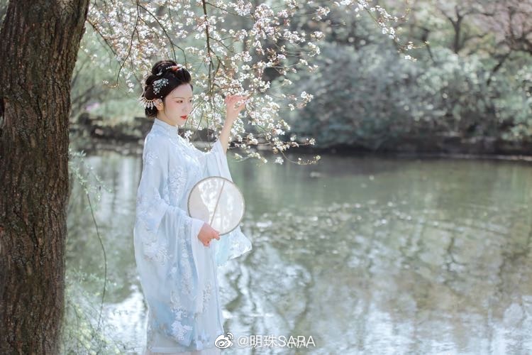 #摄影#
江南无所有，聊赠一枝春。
摄影后期@明珠SARA
出镜@SHUHUHUI_
妆造@摩羯座老可爱
#杭州约拍##汉服##人像摄影##汉服摄影##古风##古风摄影##北京约拍##南京约拍##上海约拍# ​​​