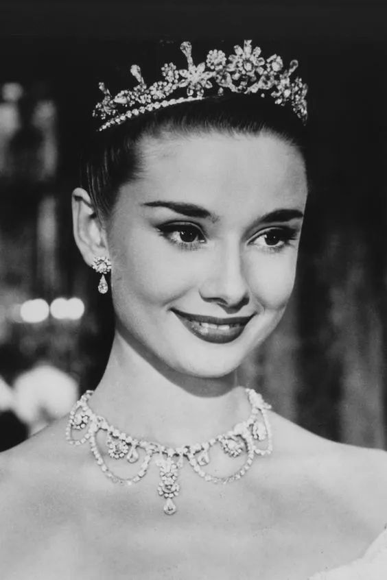 奥黛丽·赫本在《罗马假日》中经典的佩戴玲珑冠冕形象