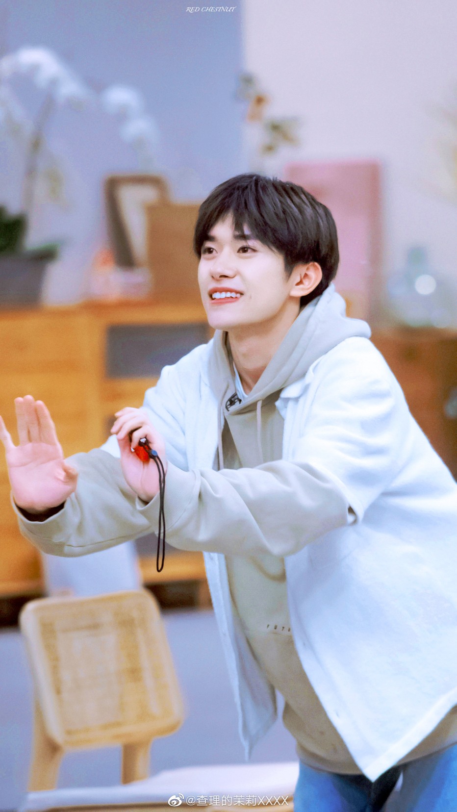 QQ简洁模式易烊千玺背景图