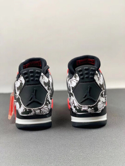 这双 Air Jordan 4 “Tattoo” 的设计团队 400ML，是目前国内很有影响力的涂鸦机构。所以这双Air Jordan 4也是很有涂鸦风格。鞋面是涂鸦风格，鞋底是红色、白色、黑色。整体的氛围是大气沉稳而又兼带这活力和辨识度…