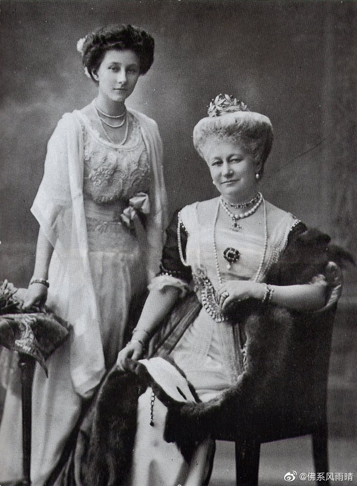 德意志皇后，普鲁士威廉二世王后，石勒苏益格-荷尔斯泰因公主奥古斯塔-维多利亚。威二一开始喜欢的是黑森家的表妹伊丽莎白，但是求婚被拒绝，于是喜欢上了二代表姐奥古斯塔-维多利亚，家里人都觉得奥古斯塔身份太低，但只有俾斯麦觉得她很合适，婆婆维基一度想通过奥古斯塔作为调和，改善和长子的关系，但儿媳妇奉行以夫为天的原则。奥古斯塔-维多利亚有六子一女，唯一的外孙女是希腊王后弗雷德里卡。