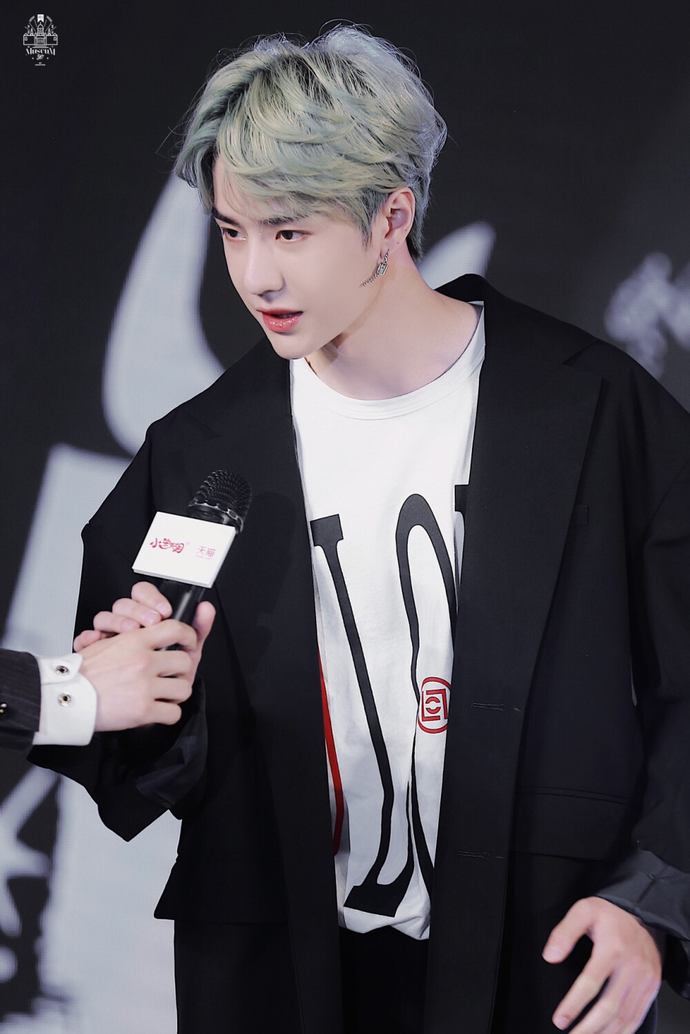 180427 小迷糊见面会 
「君子如玉 
             少年鲜衣」
@UNIQ-王一博 cr:logo
