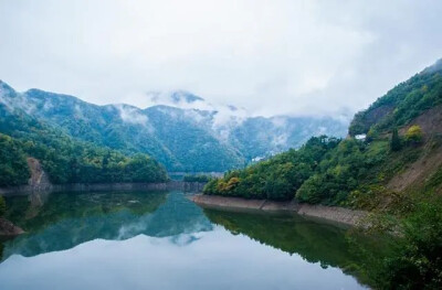 陕西 镇坪飞渡峡.黄安坝（AAAA）级
飞渡峡和黄安坝景区，是镇坪等级最高的一个景区，国家AAAA级，也是镇坪唯一的AAAA级旅游景区。它位于陕西和重庆交界，山顶就是两省的分界。这边距离镇坪县城40公里，那一边距离重…