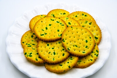 葱油饼干 葱 葱花 大葱 食用油 植物油 饼干 蛋 鸡蛋 卵 小麦 白面 蒸 熟的 甜点 糕点 点心 面点 蜂蜜 甜蜜 分享 烤 烘焙 食物 食品 美食 美味 膳食 饮食 白色瓷盘 容器 瓷盘 圆形 装饰 白色 白色背景 吃 中国传统糕…