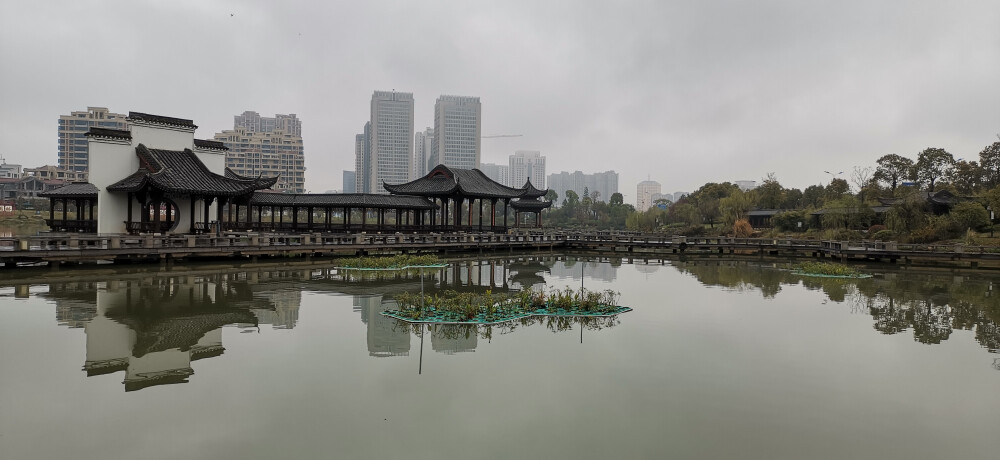 阳春三月，春光灿烂，鸟语花香。走进素有"此地风光半苏州"之称的吉安古后河绿廊，一片生机勃勃。河岸的烟柳、古朴的亭台楼阁、粉墙黛瓦的民居、波光粼粼的湖面、海市蜃楼的建筑物倒影，仿佛一幅美的让人惊叹的山水画?；锘猓绻鬯?，品味惬意，享受清幽，感悟静谧，陶醉其中。（摄/肖勇）