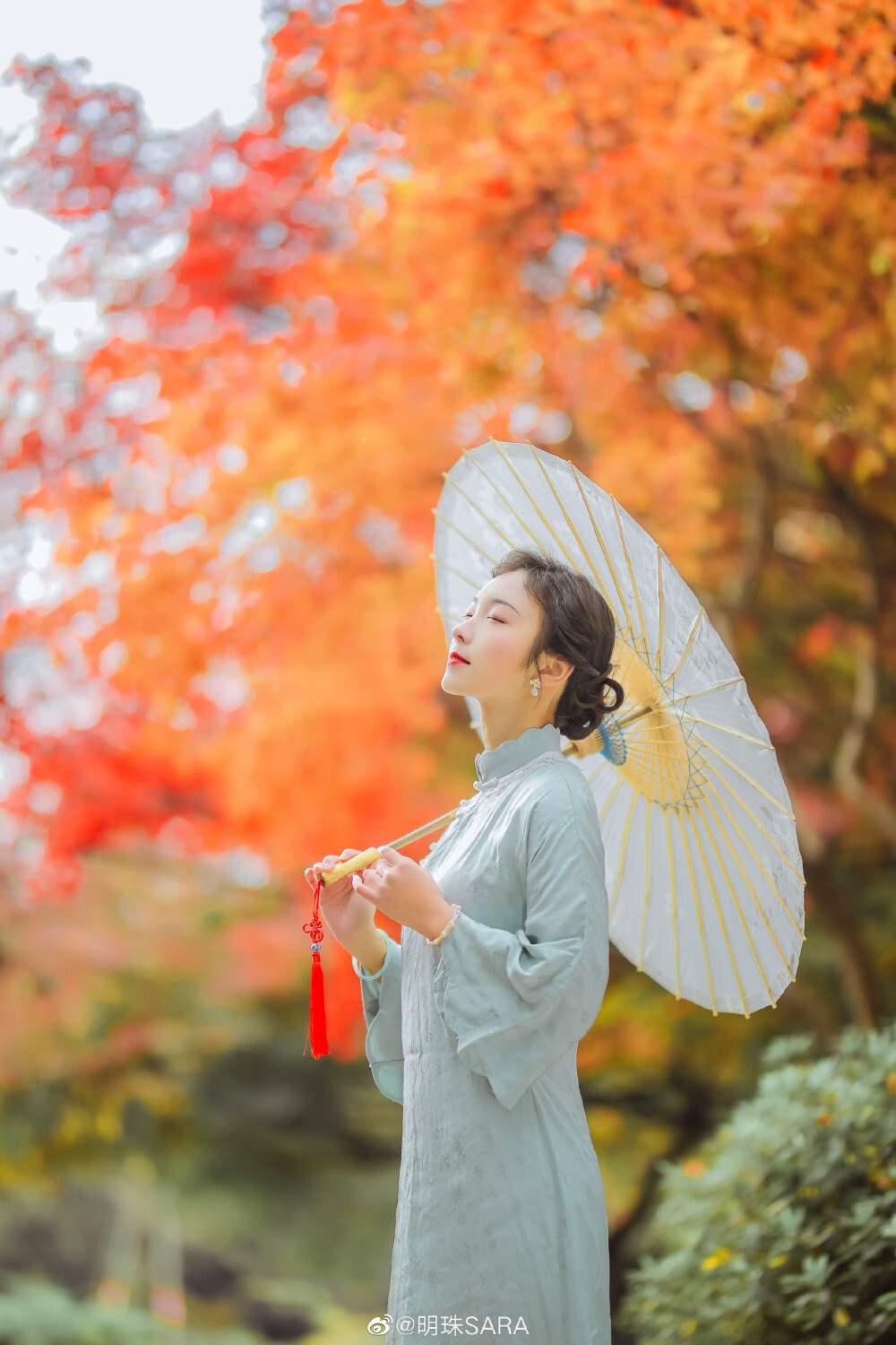 #摄影#
平生最爱秋叶红，
低眉浅笑醉回眸。
摄影后期@明珠SARA
出镜@陈喜悦耶
妆造@摩羯座老可爱
服装@VisibleMilkyWay银河有迹可循
#杭州约拍##上海约拍##北京约拍##南京约拍##人像摄影##写真##喜欢拍照也喜欢你##复古##旗袍# ​​​