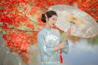 #摄影#
平生最爱秋叶红，
低眉浅笑醉回眸。
摄影后期@明珠SARA
出镜@陈喜悦耶
妆造@摩羯座老可爱
服装@VisibleMilkyWay银河有迹可循
#杭州约拍##上海约拍##北京约拍##南京约拍##人像摄影##写真##喜欢拍照也…