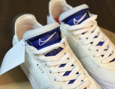 Nike Brale DROP TYPE LX 354 解构拼接
其外观就像是被剥离拆散的各部位大小部件的拼合重整，设计感十足。而且也少见的取消了 Swoosh logo，取而代之则是手写字样：N354