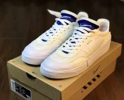 Nike Brale DROP TYPE LX 354 解构拼接
其外观就像是被剥离拆散的各部位大小部件的拼合重整，设计感十足。而且也少见的取消了 Swoosh logo，取而代之则是手写字样：N354