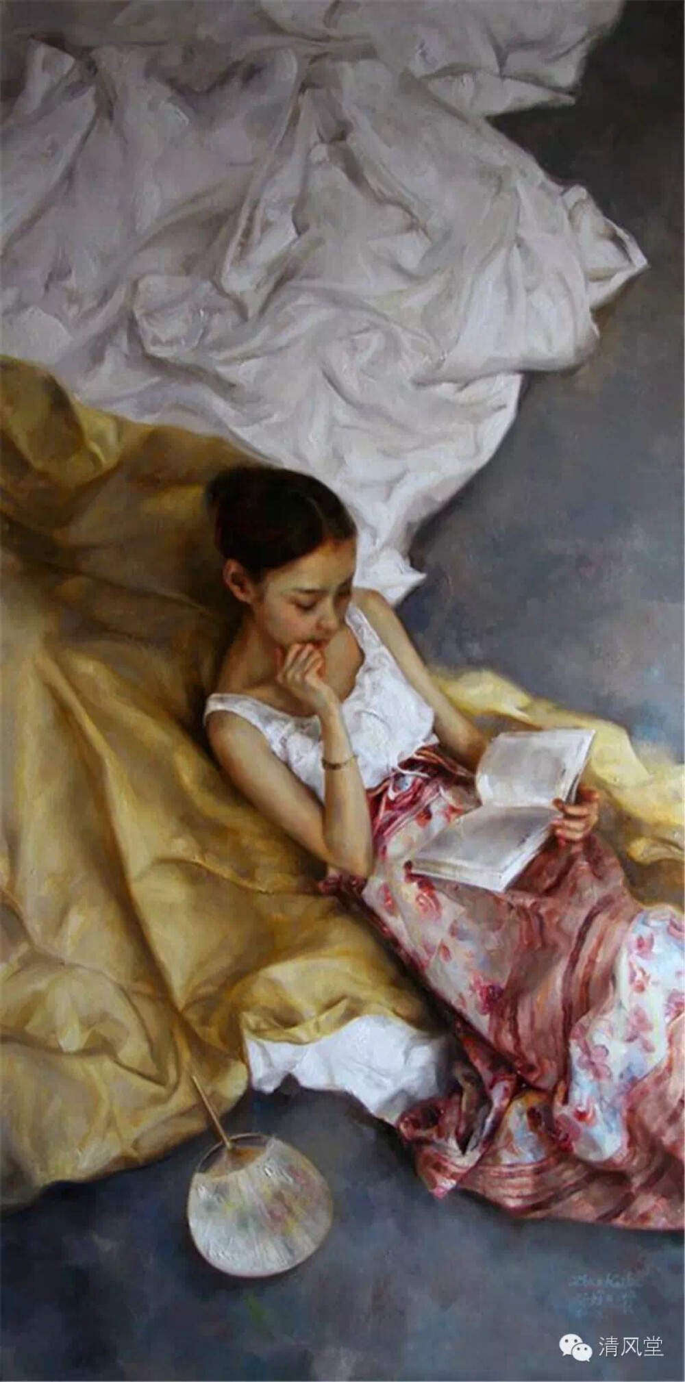 读书的时候，人是专注的。因为你在聆听一些高贵的灵魂自言自语，不由自主地谦逊和聚精会神。即使是读闲书，看到妙处，也会忍不住拍案叫绝……长久的读书可以使人养成恭敬的习惯，知道这个世界上可以为师的人太多了，在生活中也会沿袭洗耳倾听的姿态。而倾听，是让人神采倍添的绝好方式。所有的人都渴望被重视，而每一个生命也都不应被忽视。你重视了他人，魅力就降临在你的双眸了。
读书的时候，常常会会心一笑，那些智慧和精彩，那些英明与穿透，让我们在惊叹的同时拈页展颜。微笑是最好的敷粉和装点，微笑可以传达比所有的语言更丰富的善意与温暖。有人觉得微笑很困难，以为是一个如何掌控面容的技术性问题，其实不然。不会笑的人，我总疑心是因为书读的不够广博和投入。